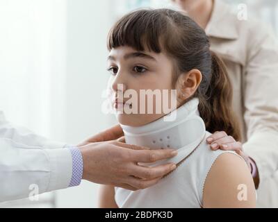 Medico in visita ad una giovane ragazza con collare cervicale ortopedico,  pronto soccorso e trattamento concetto Foto stock - Alamy