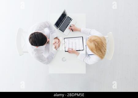 Il medico di sesso femminile consulta la paziente. Vista dall'alto Foto Stock