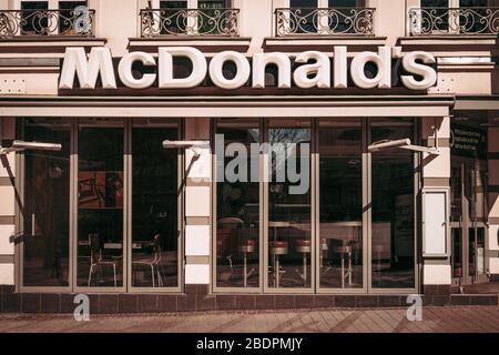 LUSSEMBURGO CITTÀ / APRILE 2020: McDonalds finestre in tempi di emergenza Coronavirus Foto Stock