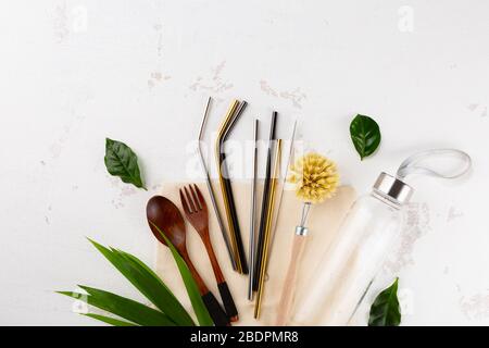 Zero rifiuti di alimenti. Spazzole eco-naturali per lavare piatti, cannucce metalliche Foto Stock