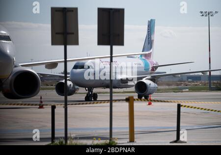 09 aprile 2020, Brandeburgo, Schönefeld: Il volo charter Eurowings EW 6183 da Cluj (Romania) con i lavoratori del raccolto a bordo è atterrato all'aeroporto di Schoenefeld e sta tassando al suo parcheggio. I primi aerei con i lavoratori della vendemmia rumeni sbarcano a Schoenefeld fin dalla mattina. Foto: Soeren Stache/dpa-Zentralbild/dpa Foto Stock