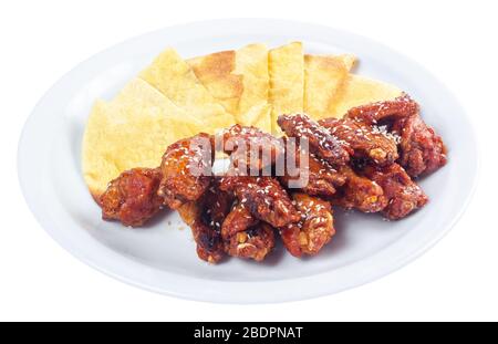 ali di pollo in salsa piccante. piatto da pub molto popolare. ottimo cibo spazzatura. isolato su un piatto bianco. Foto Stock