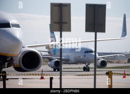 09 aprile 2020, Brandeburgo, Schönefeld: Il volo charter Eurowings EW 6183 da Cluj (Romania) con i lavoratori del raccolto a bordo è atterrato all'aeroporto di Schoenefeld e sta tassando al suo parcheggio. I primi aerei con i lavoratori della vendemmia rumeni sbarcano a Schoenefeld fin dalla mattina. Foto: Soeren Stache/dpa-Zentralbild/dpa Foto Stock