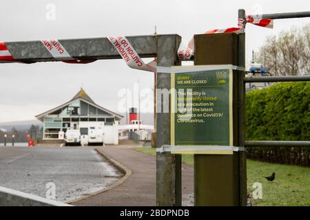 Loch Lomond, Scozia, Regno Unito . 9 aprile 2020. Loch Lomond si è bloccato durante la pandemia di coronavirus. L'autorità del Parco Nazionale ha chiuso tutti i suoi impianti ed edifici fino a nuovo avviso. L'immagine mostra la chiusa Duncan Mills Memorial Slipway a Balloch Credit: Kay Roxby/Alamy Live News Foto Stock