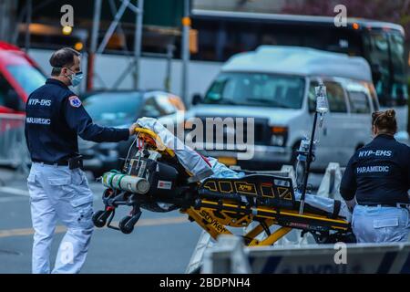 New York, NEW YORK, EUA. 8 Aprile 2020. Professionisti della salute trasportati in ambulanza un bambino con una bombola di ossigeno attaccata ad una barella a New York durante la pandemia di coronavirus Covid-19 negli Stati Uniti. Credit: Vanessa Carvalho/ZUMA Wire/Alamy Live News Foto Stock