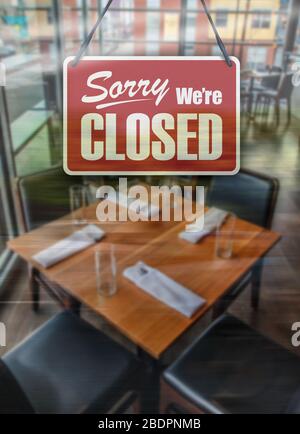 Un cartello con scritto "Sorry, We're closed" (Spiacenti, siamo chiusi) sulla finestra del Cafe/Restaurant. Foto Stock