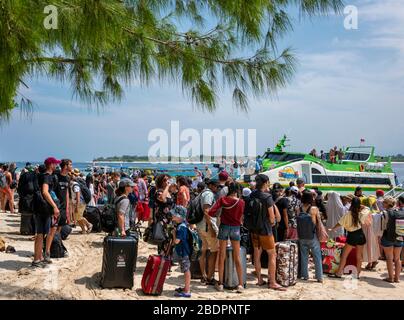 Vista orizzontale dei turisti a bordo dei traghetti a Gili Trawangan, Indonesia. Foto Stock