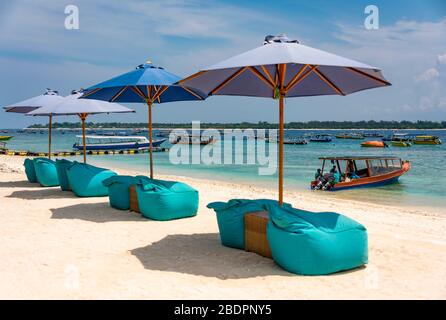 Vista orizzontale delle sacche sulla spiaggia di Gili Trawangan, Indonesia. Foto Stock