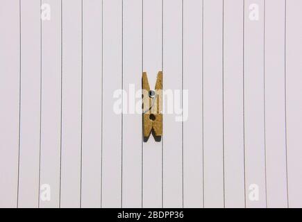 Stendino in legno su una superficie rivestita di bianco vista dall'alto Foto Stock