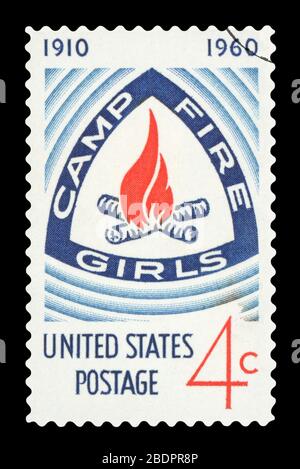 STATI UNITI - CIRCA 1960: Timbro stampato negli Stati Uniti, mostra Camp Fire Girls Emblem, circa 1960 Foto Stock