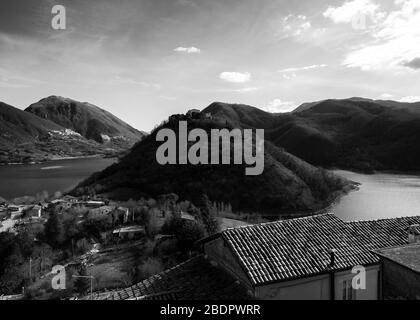 Castel di Tora, Lazio, Italia: Vista sul lago di Turano e sul monte Antuni dal paese di Castel di Tora Foto Stock