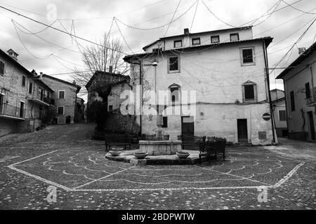 Colle di Tora, Lazio, Italia: fontana nella piazza centrale dell'antico borgo di Colle di Tora Foto Stock