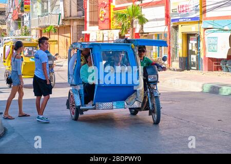 Boracay, Filippine - 22 gennaio 2020: Trasporto pubblico sull'isola di Boracay. Il triciclo trasporta i passeggeri Foto Stock