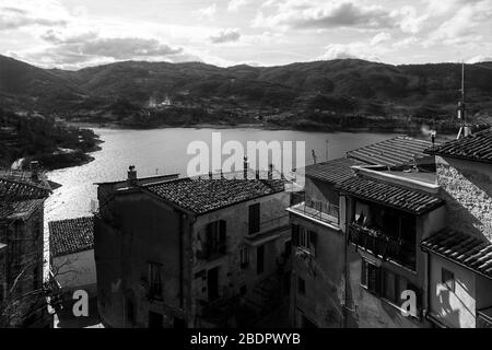 Castel di Tora, Lazio, Italia: Veduta del lago di Turano dalla città di Castel di Tora Foto Stock