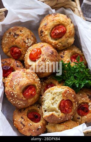 Muffin con formaggio, formaggio casolare e pomodori, verdure e formaggi serviti con vino. Foto Stock