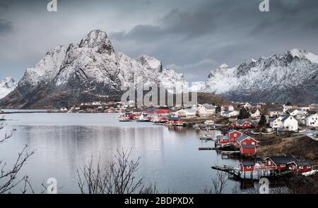 Bellissimo villaggio di pescatori di Reine nelle isole Lofoten in inverno, Norvegia Foto Stock