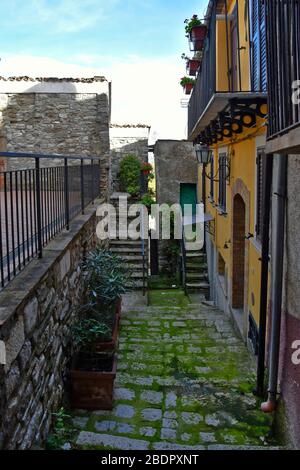 Una stradina tra le case di Civitanova del Sannio, in Molise Foto Stock