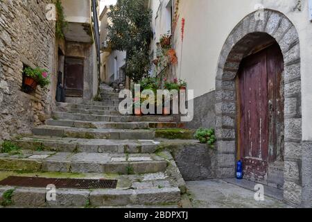 Una stradina tra le case di Civitanova del Sannio, in Molise Foto Stock