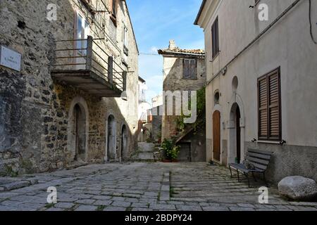 Una stradina tra le case di Civitanova del Sannio, in Molise Foto Stock