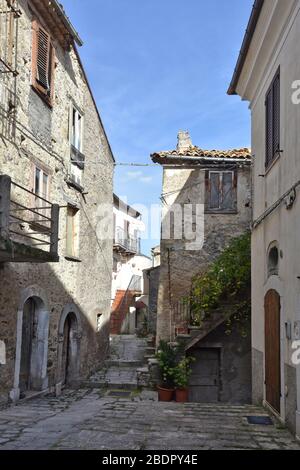 Una stradina tra le case di Civitanova del Sannio, in Molise Foto Stock