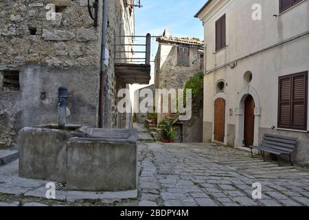 Una stradina tra le case di Civitanova del Sannio, in Molise Foto Stock