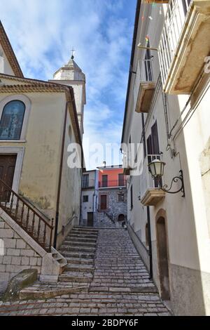 Una stradina tra le case di Civitanova del Sannio, in Molise Foto Stock