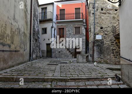 Una stradina tra le case di Civitanova del Sannio, in Molise Foto Stock