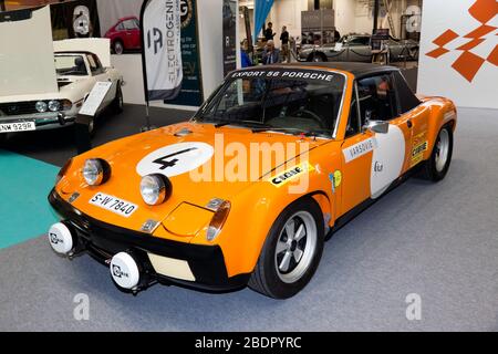 Vista frontale a tre quarti di un Orange, 1970, Porsche 914/6 GT, sul Porsche Club of Great Britain Stand, del Salone dell'Auto classica di Londra 2020 Foto Stock