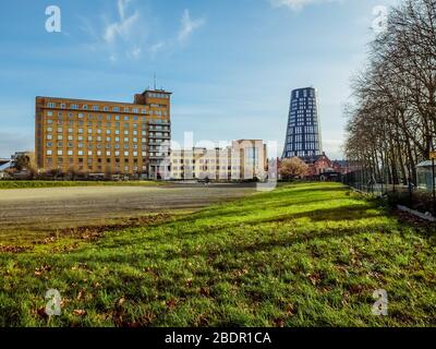 Tour bleue, hotel de police de la zone de police, près du rond-point Spirou et des anciennes caserne Defeld a Charleroi, Belgio Foto Stock