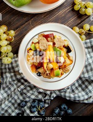 macedonia di frutta con frutta mista a fette Foto Stock