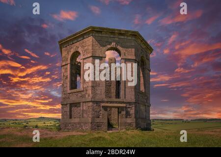 Il vecchio Tempio a Semple castello che si trova sulla collina sopra Lochwinnoch al tramonto. Foto Stock