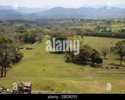 Campi e foreste vicino al sito archeologico di Toniná in Chiapas, Messico meridionale Foto Stock