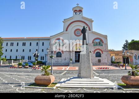 Una stradina tra le case di Pietrelcina, una città della Campania, Italia Foto Stock