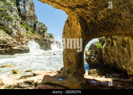 Grotta in mare-scogliera a Calascoves sul sentiero costiero Cami de Cavalls a Minorca nelle isole Baleari, Spagna Foto Stock