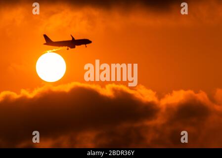 Un aereo commerciale in finali brevi in avvicinamento all'Aeroporto Internazionale di Trivandrum Foto Stock