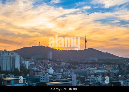 Vista notturna di Seoul e la torre di Seoul in Corea del Sud Foto Stock