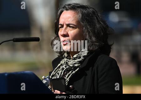 Il Dr. Oxiris Barbot, commissario del Dipartimento di Salute e igiene mentale di New York, visita il Brooklyn Navy Yard dove i produttori sono ma Foto Stock