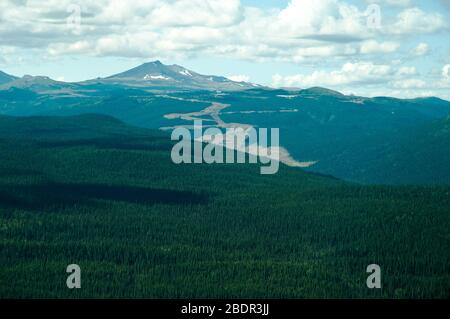 Una vista aerea della miniera di oro e rame del Red Chris sul Todagin Plateau, sulle Skeena Mountains, nella Columbia Britannica settentrionale, Canada. Foto Stock