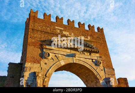 Arco di Augusto - Antica porta romana a Rimini, Italia Foto Stock