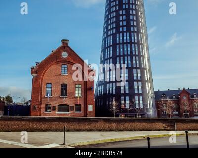 Torre blu, stazione di polizia nella zona della polizia, vicino alla rotonda di Spirou e alle vecchie caserme Defeld a Charleroi, Belgio Foto Stock