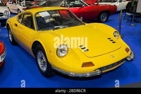 Tre quarti Vista frontale di un giallo, 1970 Ferrari 246 GT 'Dino', in mostra nella Coys Auction zone, del Salone dell'Auto classica di Londra 2020 Foto Stock