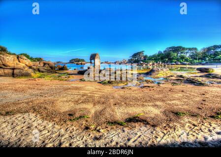 Villaggio di Plouhmanacc'h, Francia. Vista artistica di Ploumanac'h Plage Saint-Guirec, con l'oratorio di Saint Guirec al centro dell'immagine. Foto Stock