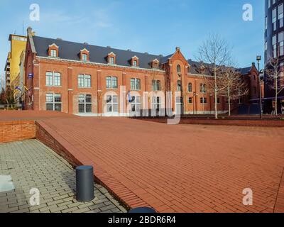 Torre blu, stazione di polizia nella zona della polizia, vicino alla rotonda di Spirou e alle vecchie caserme Defeld a Charleroi, Belgio Foto Stock