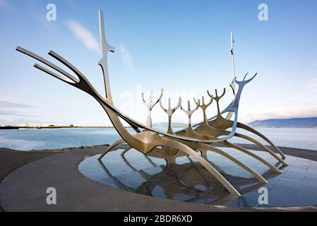 Solfar, la scultura Sun Voyager di Jón Gunnar Árnason, accanto alla strada Saebraut a Reykjavik Foto Stock