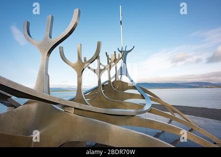 Solfar, la scultura Sun Voyager di Jón Gunnar Árnason, accanto alla strada Saebraut a Reykjavik Foto Stock