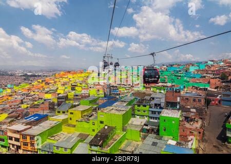 Bogota, Kolumbien - 03. Gennaio 2020: Comuna El Paraiso-Tour mit der Seilbahn. L'alimentazione del cavo viene utilizzata come sistema di trasporto primario da 700,000 locat Foto Stock