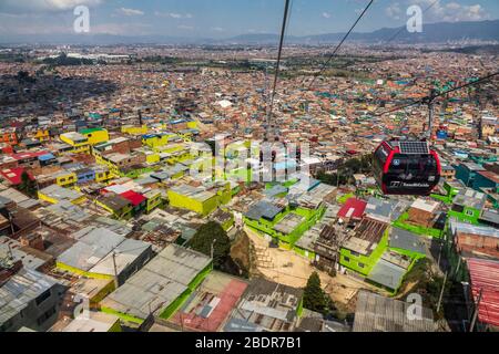 Bogota, Kolumbien - 03. Gennaio 2020: Comuna El Paraiso-Tour mit der Seilbahn. L'alimentazione del cavo viene utilizzata come sistema di trasporto primario da 700,000 locat Foto Stock