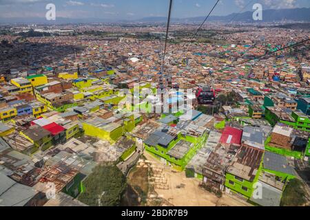 Bogota, Kolumbien - 03. Gennaio 2020: Comuna El Paraiso-Tour mit der Seilbahn. L'alimentazione del cavo viene utilizzata come sistema di trasporto primario da 700,000 locat Foto Stock