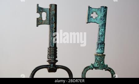Due cavatappi per aprire bottiglie sotto forma di chiave. Chiave in metallo vintage. Vecchia chiave arrugginita antica. Foto Stock