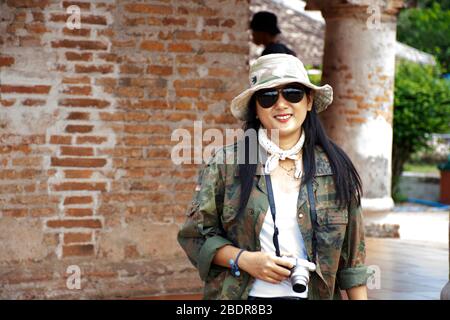 PATTANI, THAILANDIA - Agosto 16 : viaggiatori donne tailandesi viaggio visita e rispetto pregare Allah in Krue se Moschea o Masjid Kerisek a Tanyong Luloon d Foto Stock